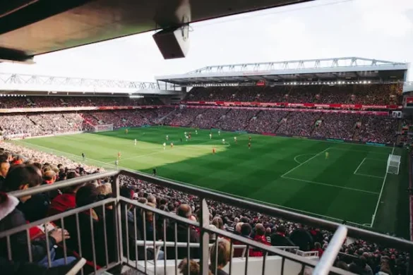 Kristoffer Olsson är nu hemma igen efter sin rehabilitering. Bilden är en genrebild och visar personer som tittar på en fotobllsmatch på en stor stadion i England.