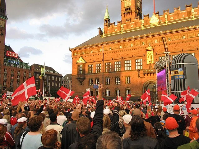 en av de största överraskningar i EMs historia var när Danmark vann EM 1992. Bilden är från 2004 och visar när Danmark spelar mot Sverige