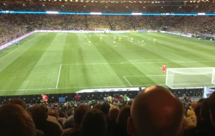 Berfort Zeneli byter landslag, väljer Sverige framför Kosovo. bilden visar det svenska landslaget i en match på Friends 2013.